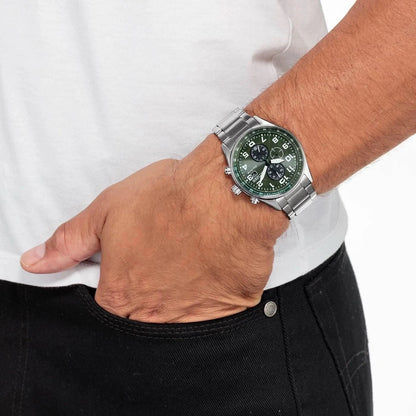 Citizen Eco-Drive Chronograph på handleden: grön urtavla med armband i rostfritt stål.