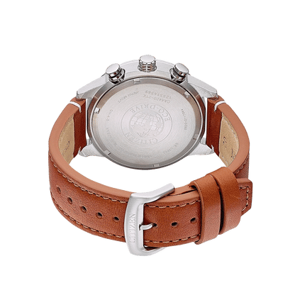 Baksida på kronografklocka med silverfärgat boettlock och brunt läderarmband