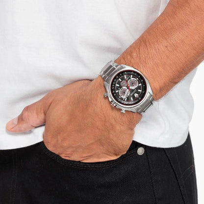 Armbandsur med kronograf: armband i rostfritt stål och svart urtavla på handleden.