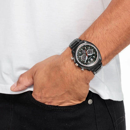 Citizen Chronograph-klocka på handleden med svart armband och svart urtavla