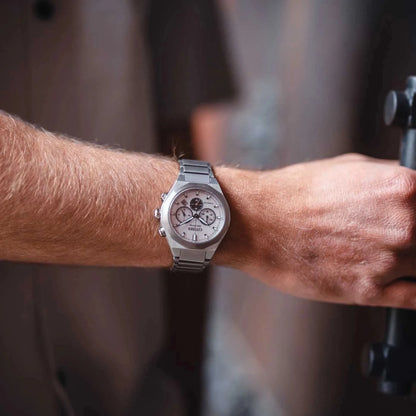Citizen herrklocka på handleden: silverfärgad urtavla med kronograf och metallarmband