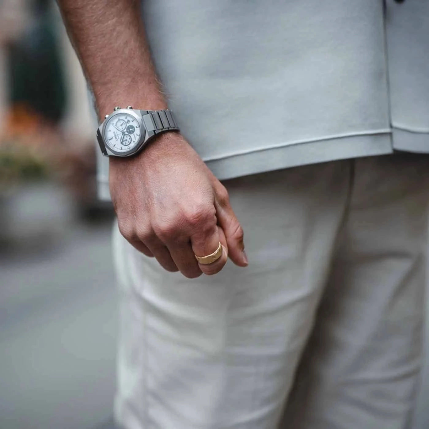 Citizen herrklocka på sidan av handleden: silverfärgat hölje med knappar och armband