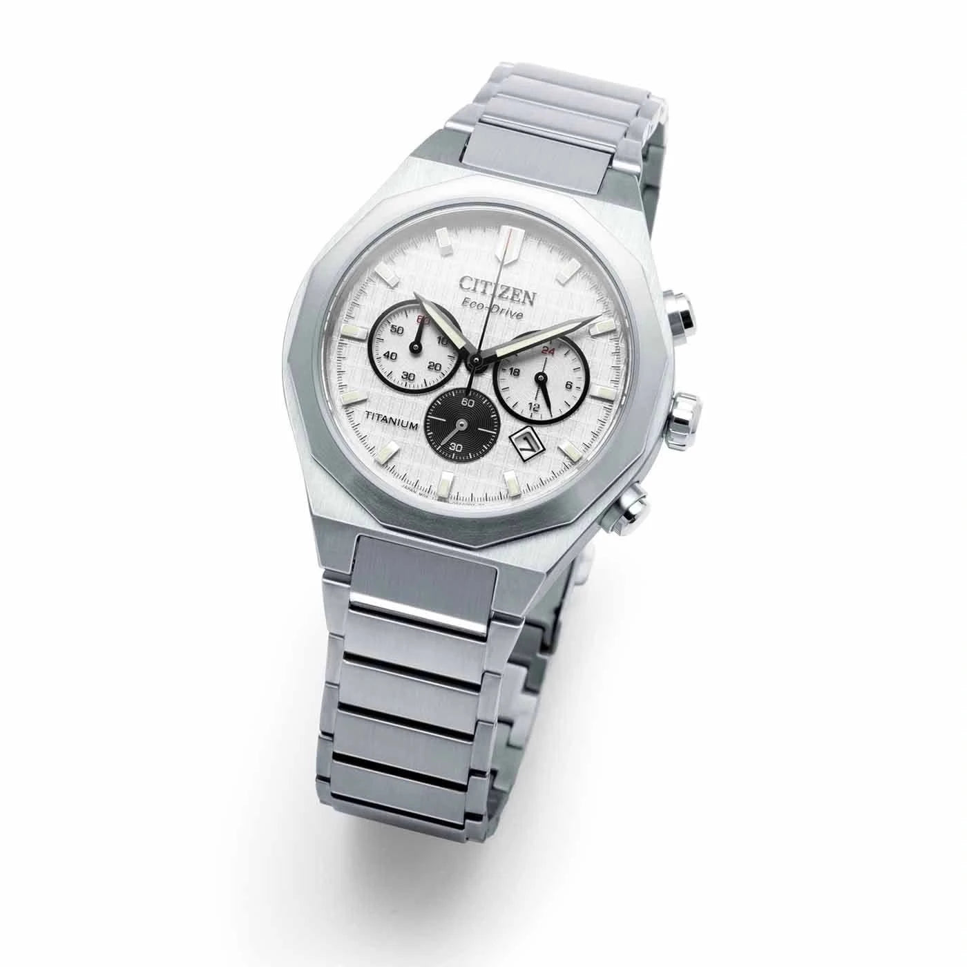 Citizen herrklocka med ljus silverfärgad urtavla och kronografmätare, metallarmband