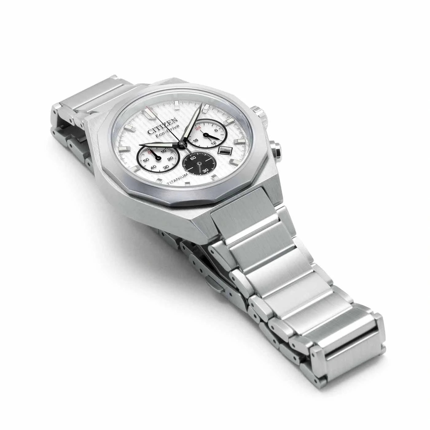 Citizen herrur snett framifrån: silverfärgad urtavla med kronograf, titanarmband