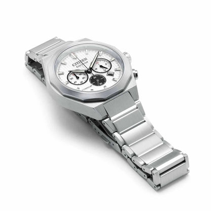 Citizen herrur snett framifrån: silverfärgad urtavla med kronograf, titanarmband