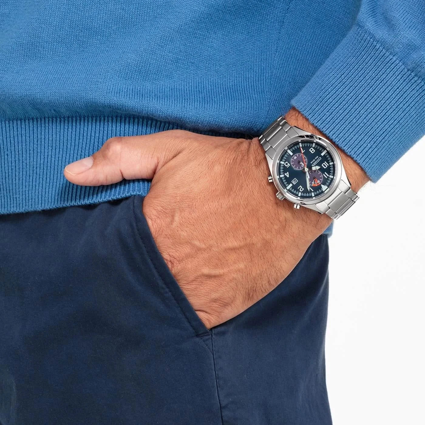 Armbandsur i rostfritt stål på handleden med mörkblå urtavla