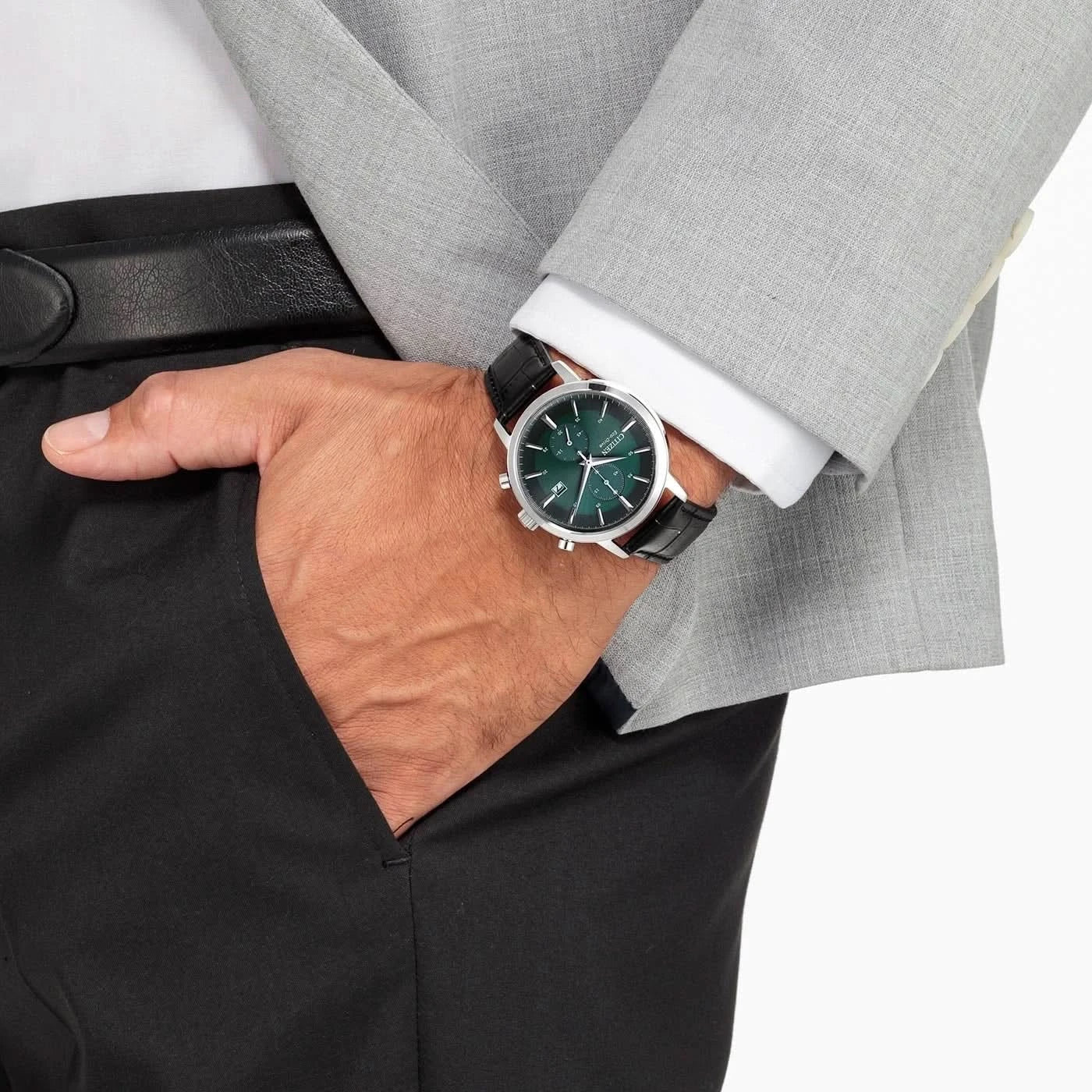 Citizen herrklocka på handleden med mörkgrön urtavla och svart läderarmband