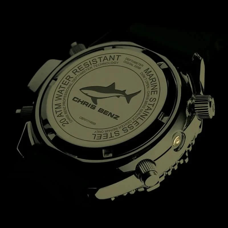 Baksidan på damklockan med gravyr "Chris BENZ", "Water resistant" och logotyp