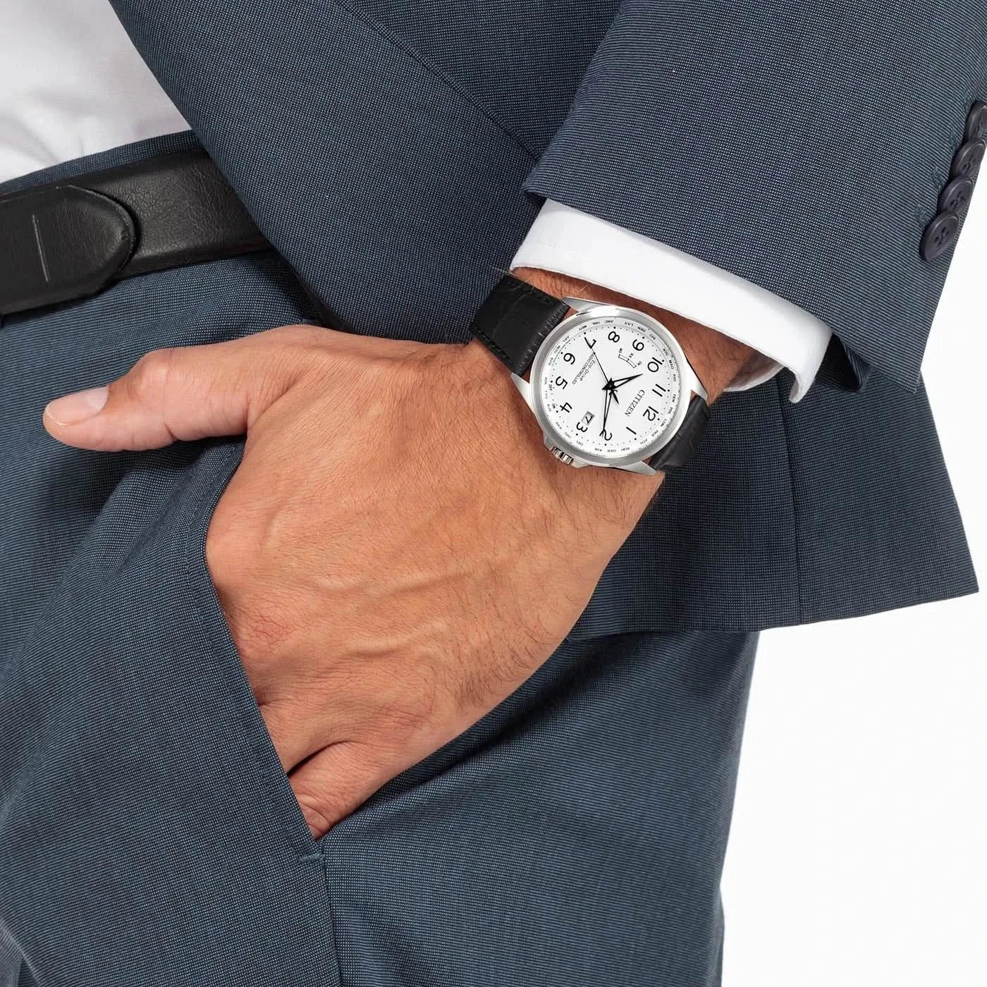 Herrklocka på handleden med svart läderarmband och ljus urtavla