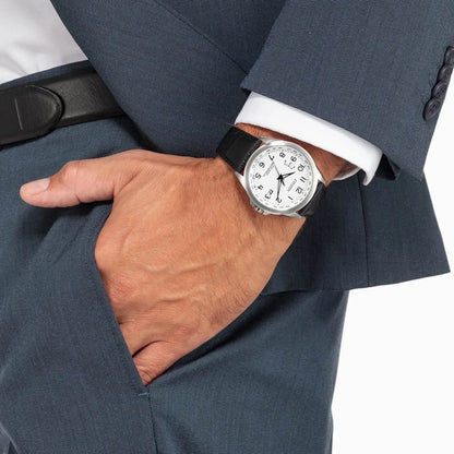 Herrklocka på handleden med svart läderarmband och ljus urtavla