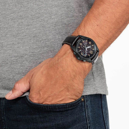 Citizen Promaster radiostyrd klocka på handleden, svart läderarmband, mörk urtavla