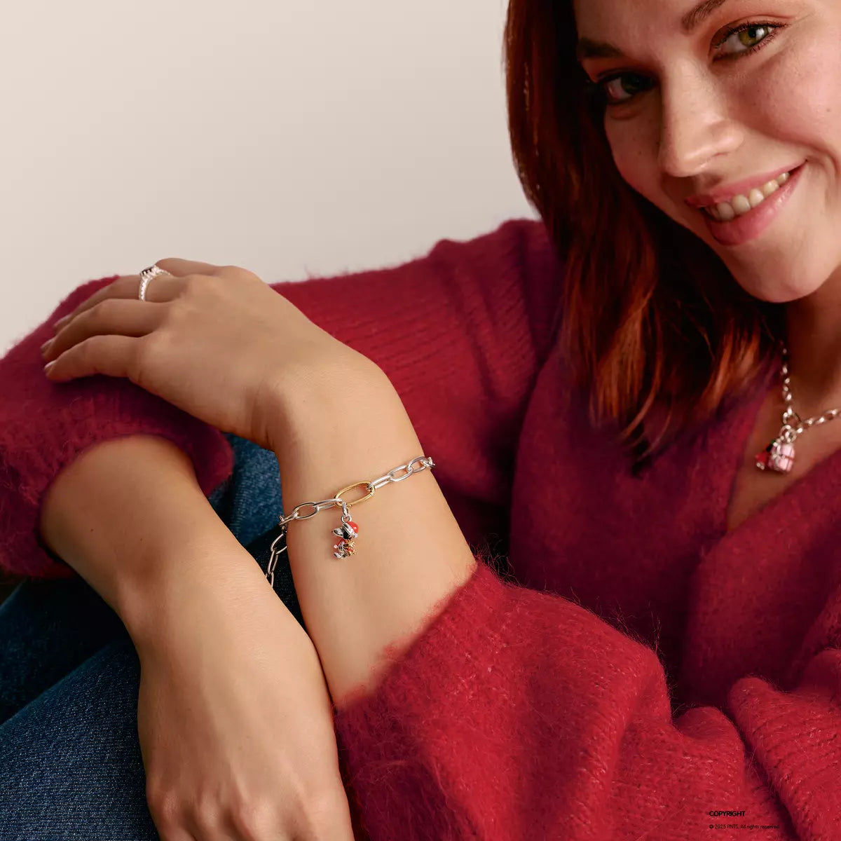 Berlock till armband, Snoopy julfigur; silver med röd halsduk