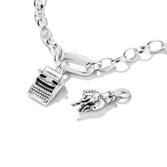 Berlock i silver på pansarkedja; handmotiv och präglad bricka
