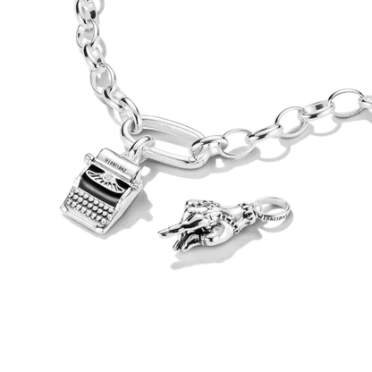 Berlock i silver på pansarkedja; handmotiv och präglad bricka