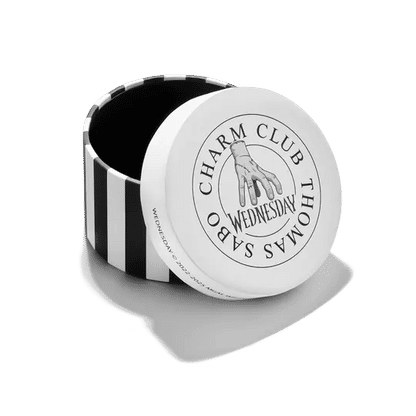 Runt Charm Club-fodral i svart och vitt med texten "CHARM CLUB"