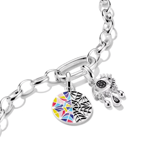 Silverfärgat halsband med runt, färgat hänge och flera dekorativa ringar