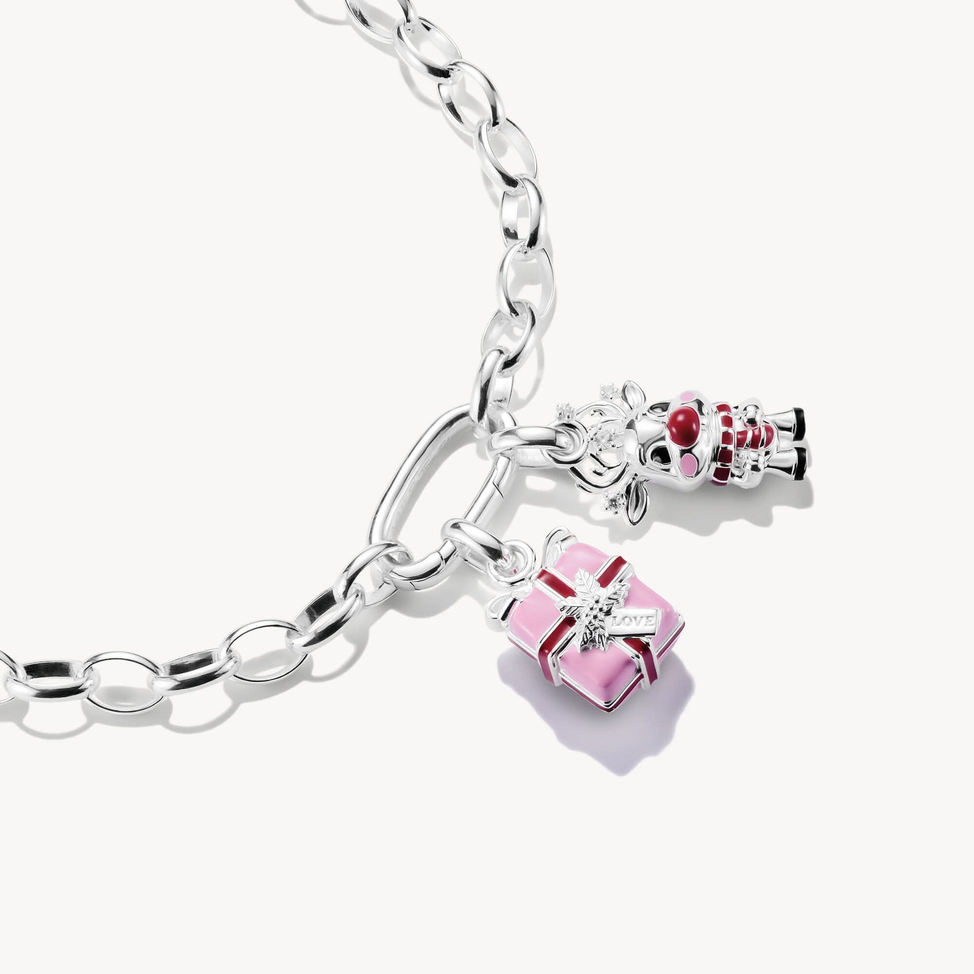 925 silver ren-berlock med rött öga och rosa detalj på länklänkarmband