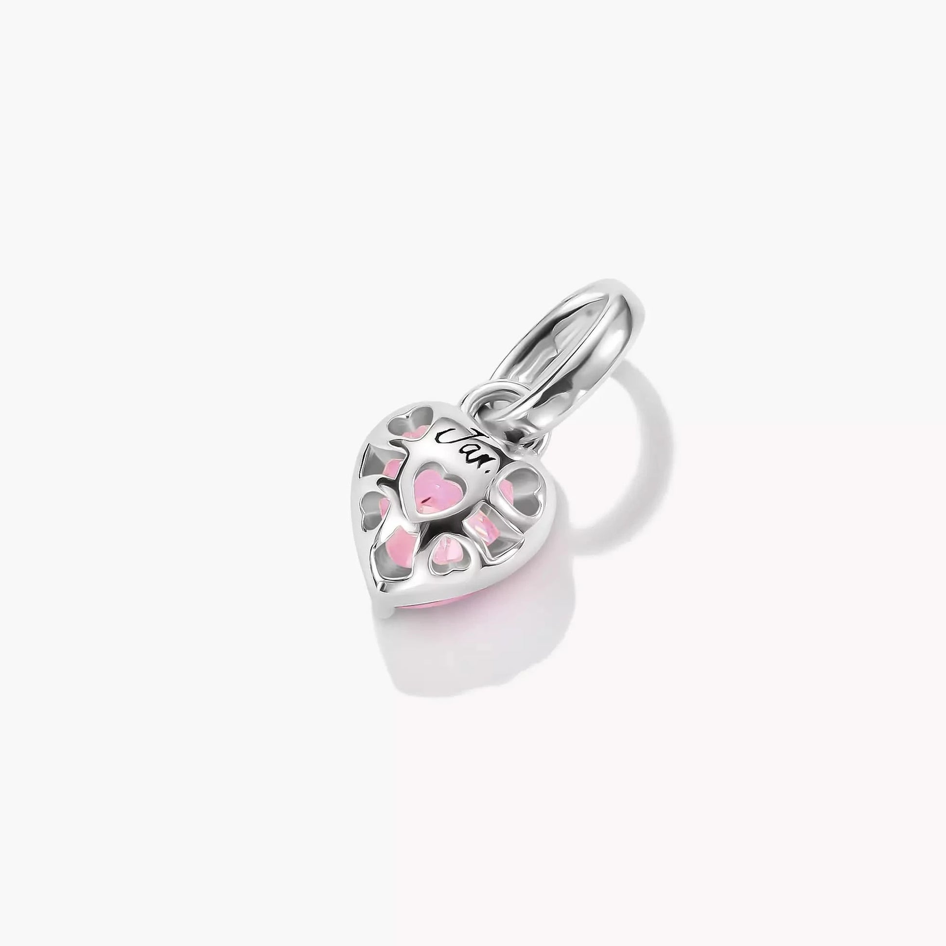 Halsband med silverfärgat hjärta, rosa hjärtmärke och inristade prickar