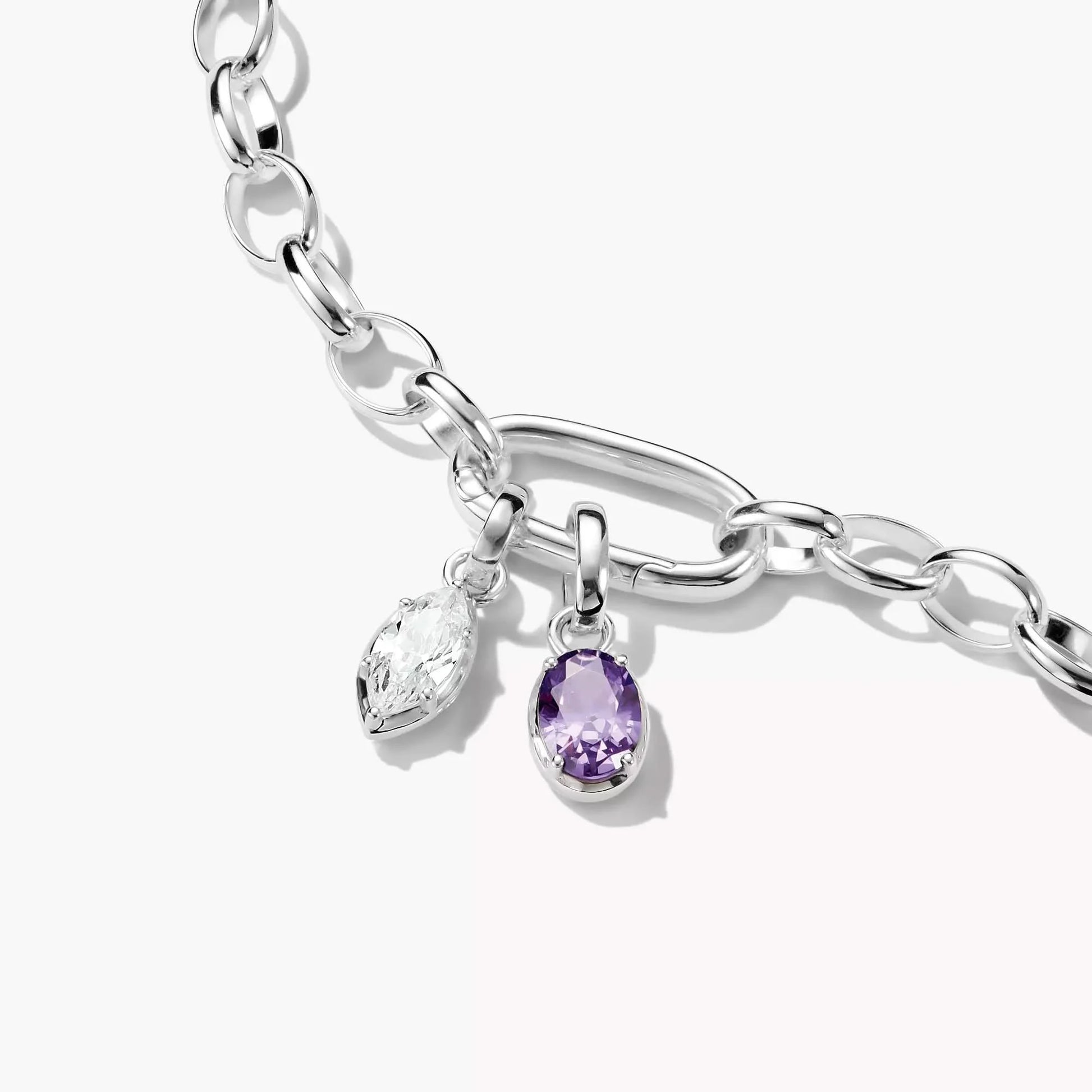 Charmhänge i silver med berlocker: klar sten och lila droppe