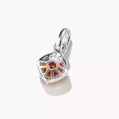 Silverfärgad berlock med gravyr "Okt" och blommotiv med orange sten