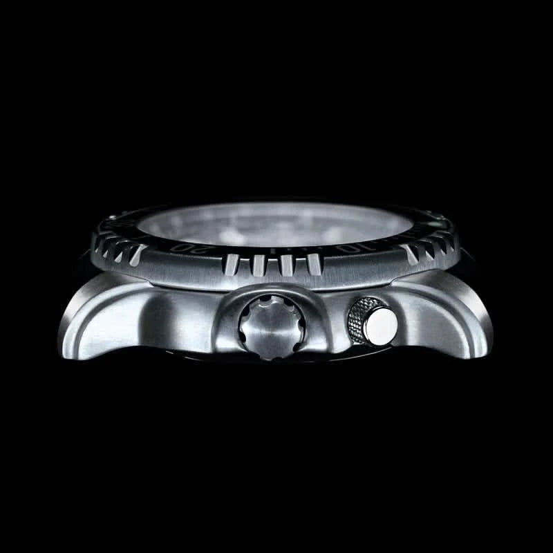 Herrklocka från sidan: räfflad infattning, boett i rostfritt stål och svart armband
