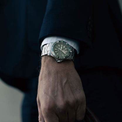 Sportklocka med grön urtavla och silverfärgat metallarmband