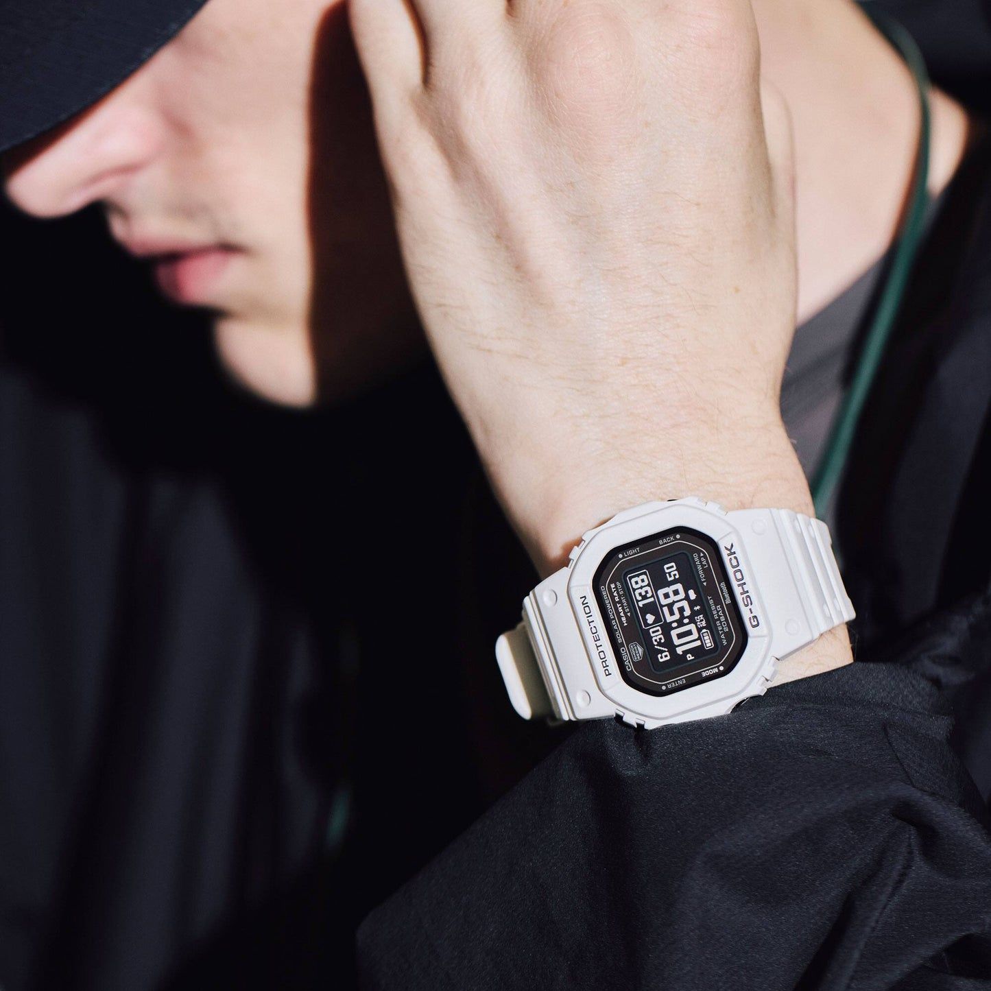 Casio G-Shock Herrenuhr am Handgelenk mit weißem Silikonarmband und Digitalanzeige