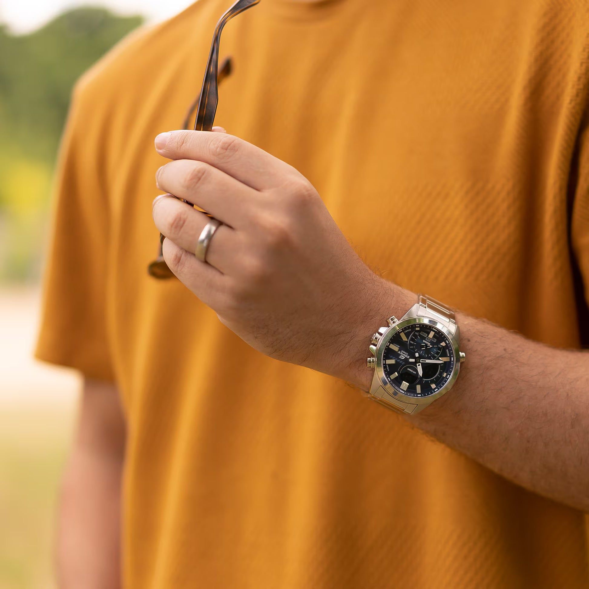 Casio EDIFICE herrklocka på handleden, blå urtavla och stålarmband.