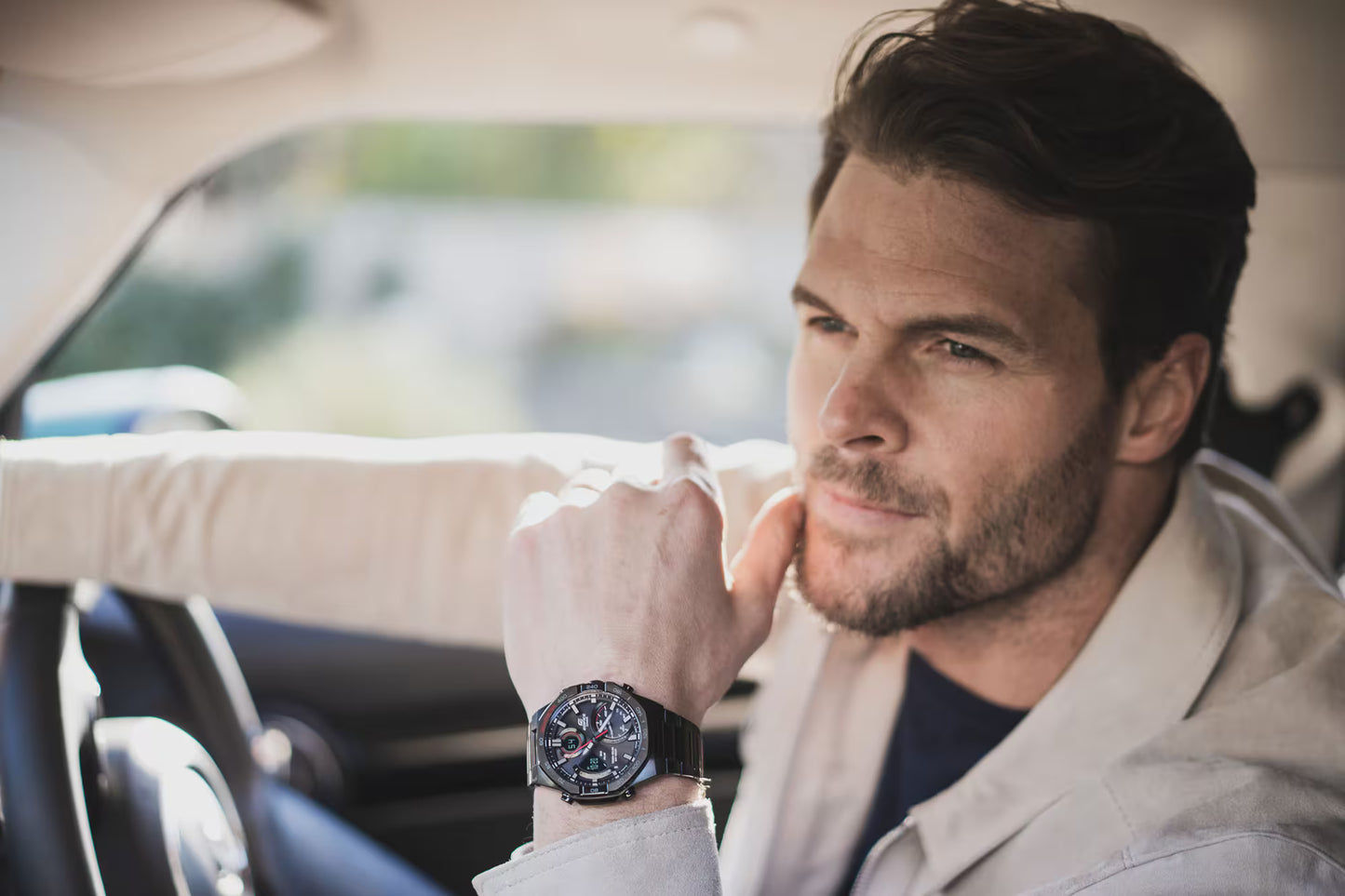 Casio Edifice herrklocka med svart urtavla på en mans handled