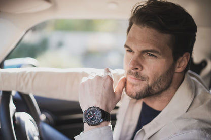 Casio Edifice herrklocka med svart urtavla på en mans handled
