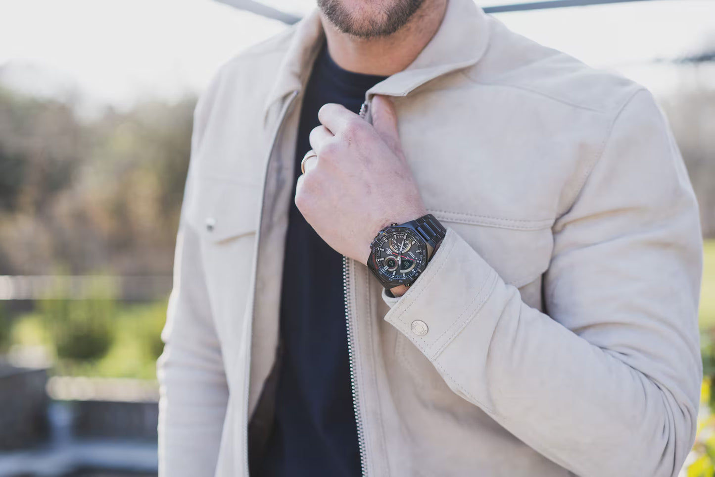 Casio Edifice herrklocka på handleden, svart urtavla, metallarmband