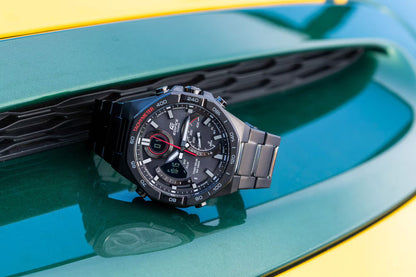 Casio Edifice herrklocka från sidan, svart urtavla, metallarmband