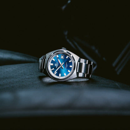 Casio Edifice Herrenuhr auf dunklem Untergrund, blaues Zifferblatt und Edelstahlarmband