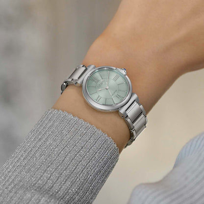Damenuhr von Citizen Eco-Drive am Handgelenk, grünes Zifferblatt im Edelstahlgehäuse.