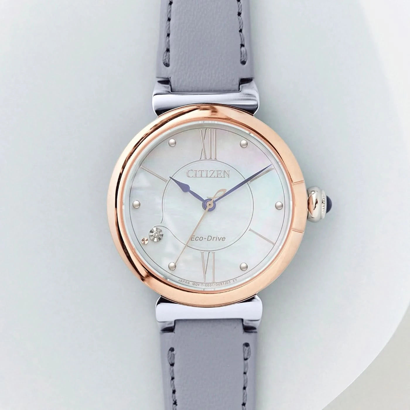 Damklocka med grått läderarmband, roséguldpläterad boett och ljus urtavla med indexmarkeringar