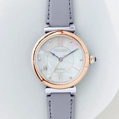 Damklocka med grått läderarmband, roséguldpläterad boett och ljus urtavla med indexmarkeringar