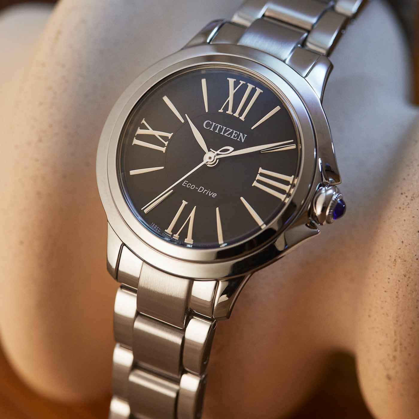 Citizen Damenarmbanduhr am Handgelenk, schwarzes Zifferblatt und silbernes Edelstahlgehäuse