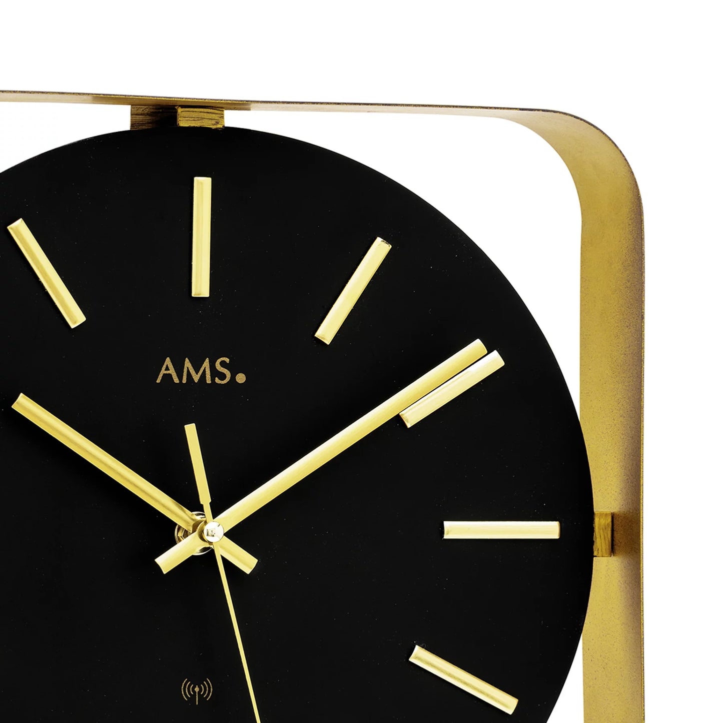 Wanduhr med guldfärgade visare, AMS-logotyp och metallram