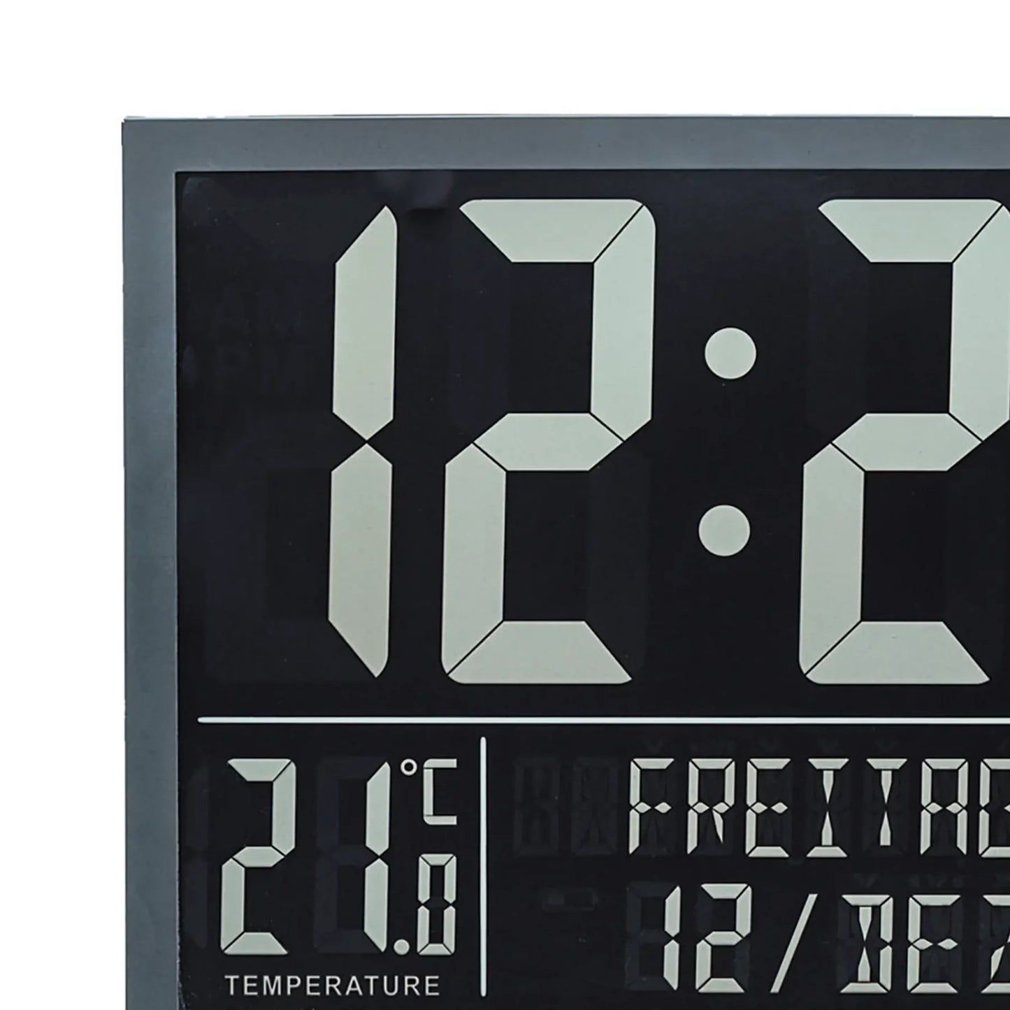 AMS digital väggklocka, närbild på stora siffror och temperaturvisning