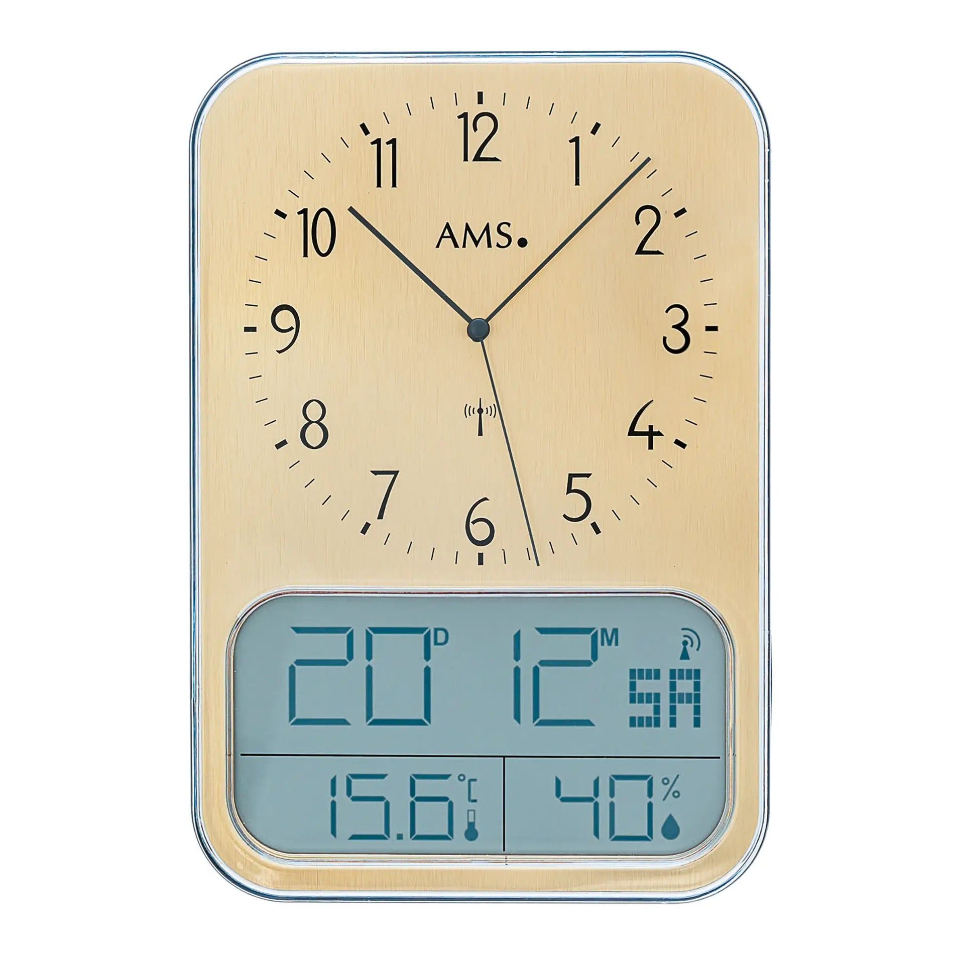 Väggklocka med analoga visare och digital display för temperatur och luftfuktighet.