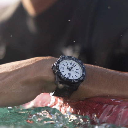 Luminox dykarklocka på handleden med svart band och vit urtavla, vattendroppar