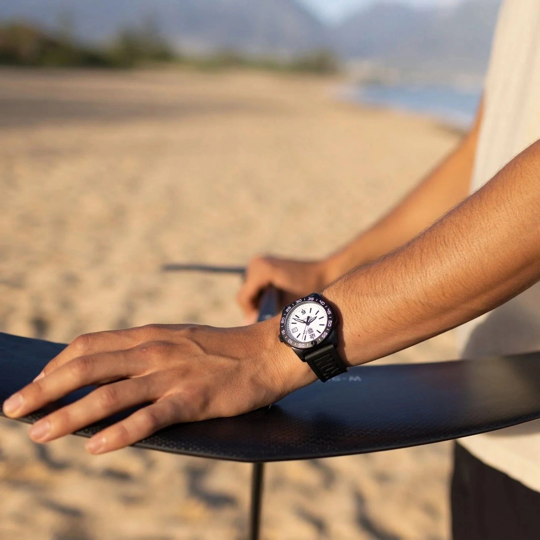 Luminox dykarklocka på handleden med svart band på stranden