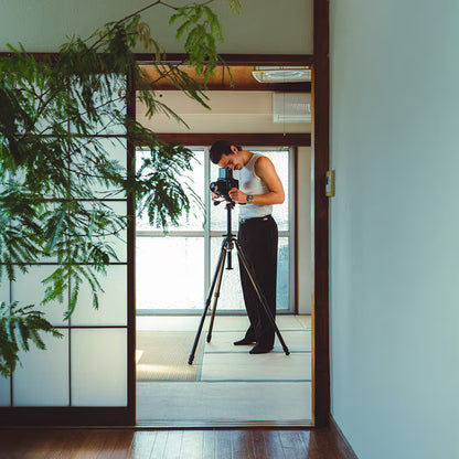 Herrarmbandur på en persons handled vid fotografering, länkarmband i metall.