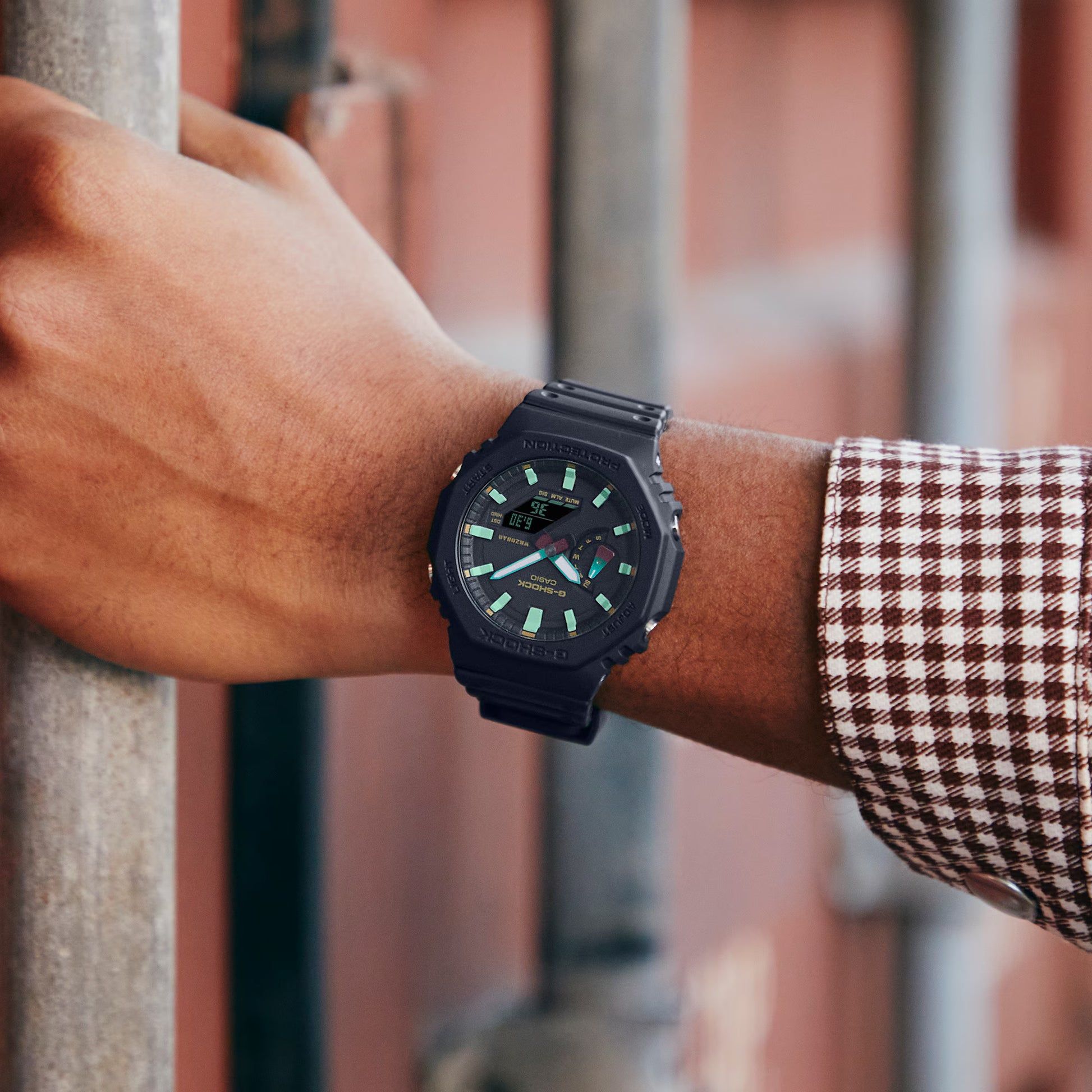 Casio G-Shock herrklocka på handleden, svart armband, gröna siffror