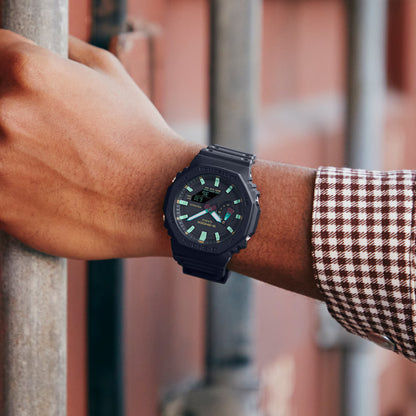 Casio G-Shock herrklocka på handleden, svart armband, gröna siffror