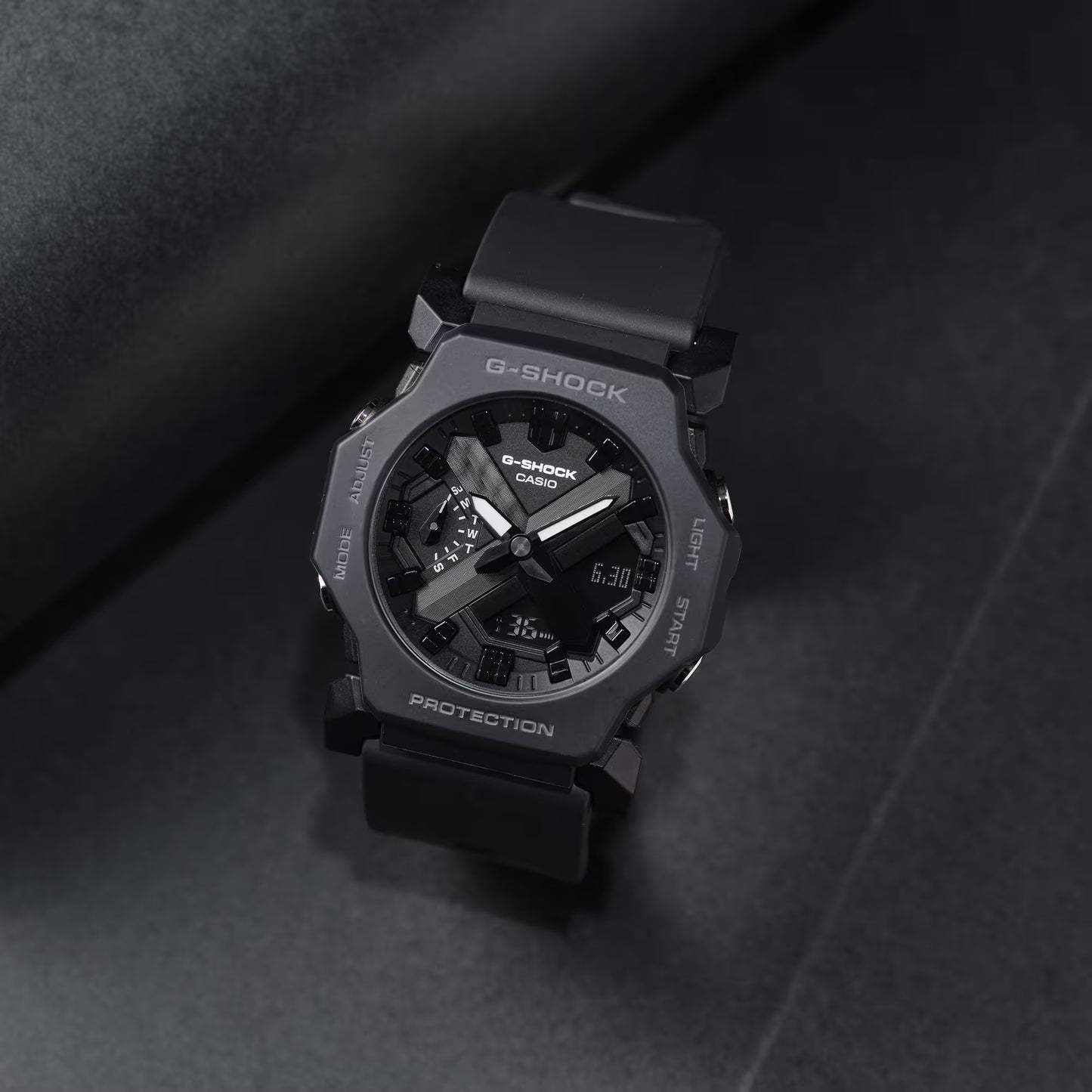 G-Shock GA-2300 herrklocka med svart urtavla och silikonarmband