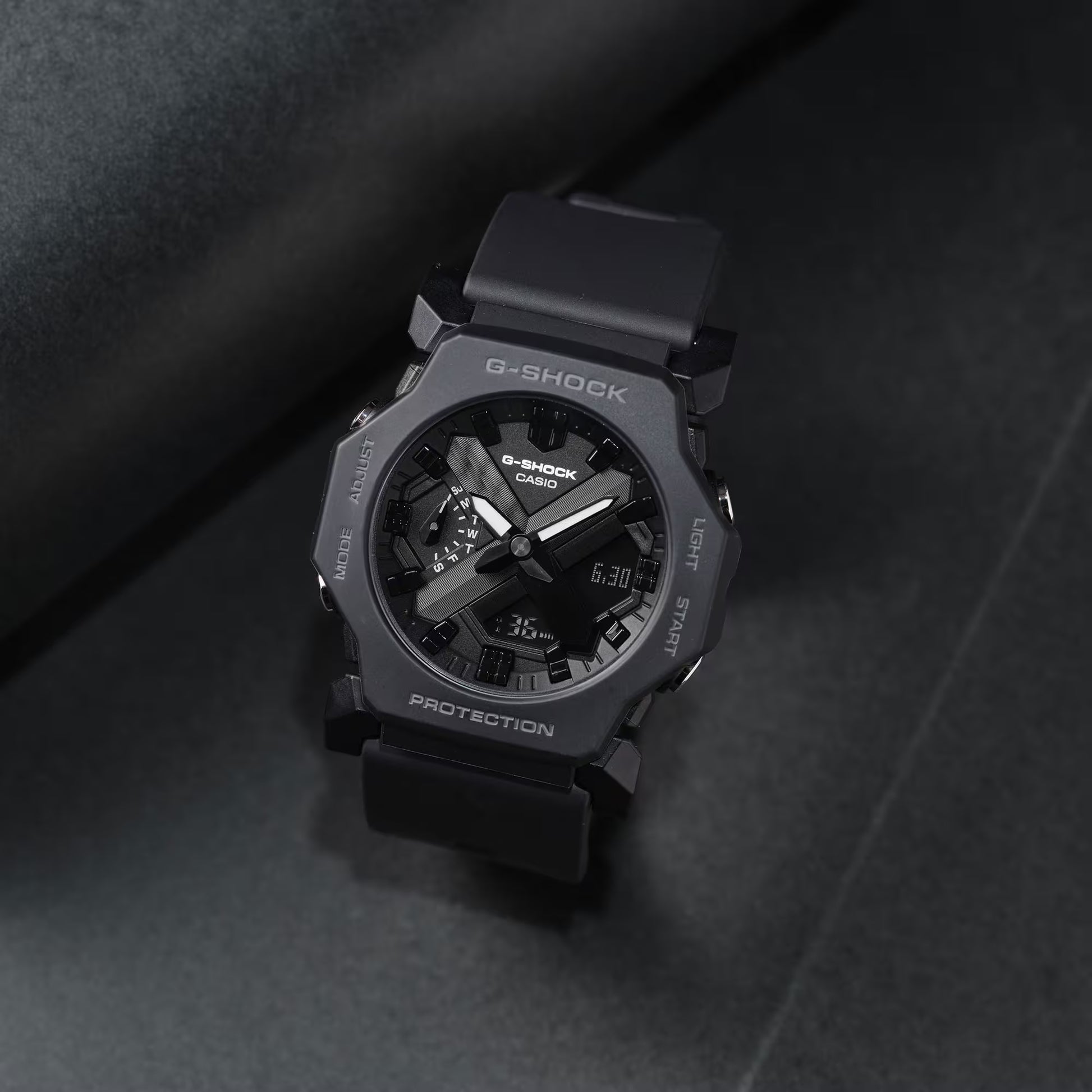 G-Shock GA-2300 herrklocka med svart urtavla och silikonarmband