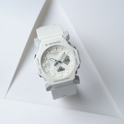 Casio G-Shock GA-2300 klocka, vit urtavla och vitt armband i gummi
