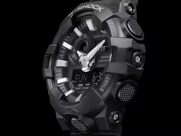 Casio G-SHOCK herrklocka sedd från sidan, boett i svart med knappar och skyddsstruktur