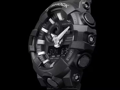 Casio G-SHOCK herrklocka sedd från sidan, boett i svart med knappar och skyddsstruktur